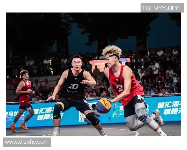 足球巨星跨界挑战篮球赛场展现全能运动天赋与激情