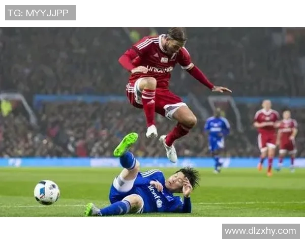 足球球星被凶狠铲飞瞬间曝光 伤势严重引发球迷广泛关注